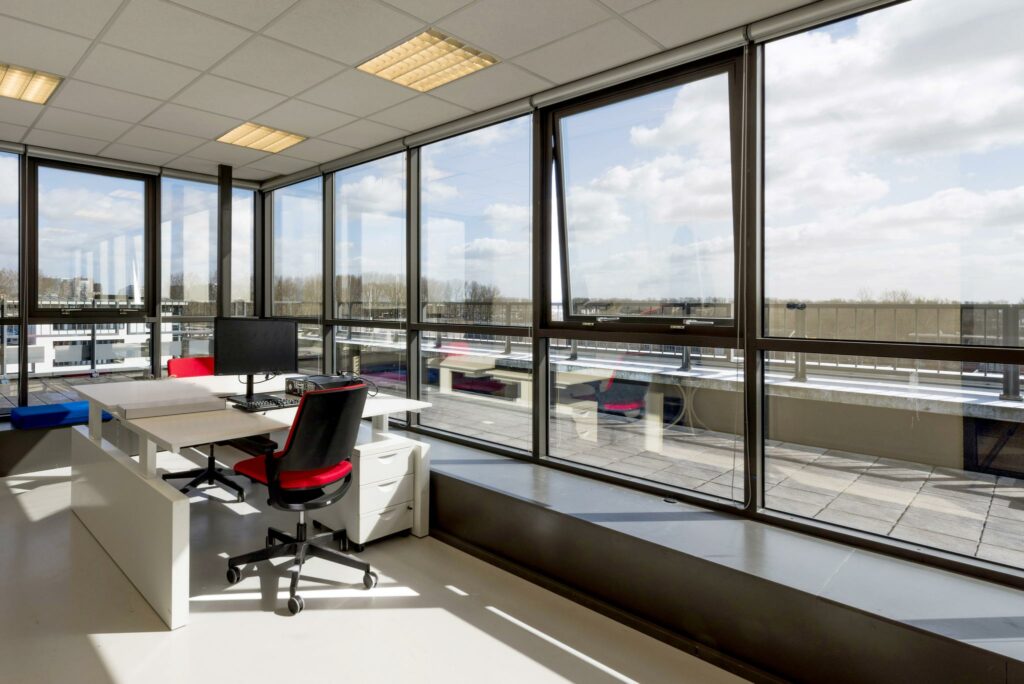 Modern kantoor met grote ramen en uitzicht op het dakterras aan de Anthony Fokkerweg.